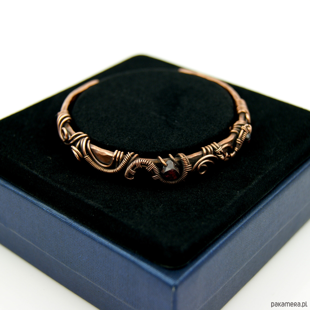 bransoletki wire wrapping Miedziana bransoleta mankietowa z granatem 4