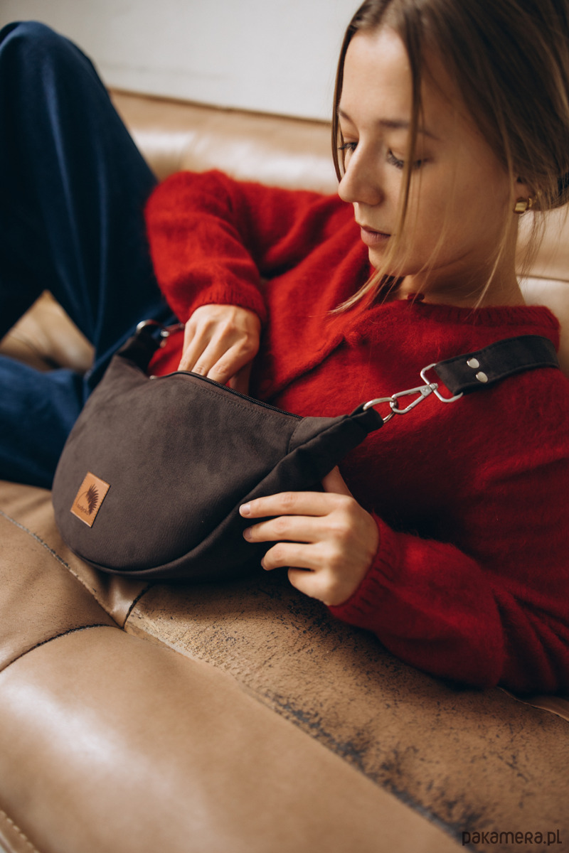 saszetka nerka Mini ROGALIK z nubuku ekologicznego w kolorze brunatnym 2