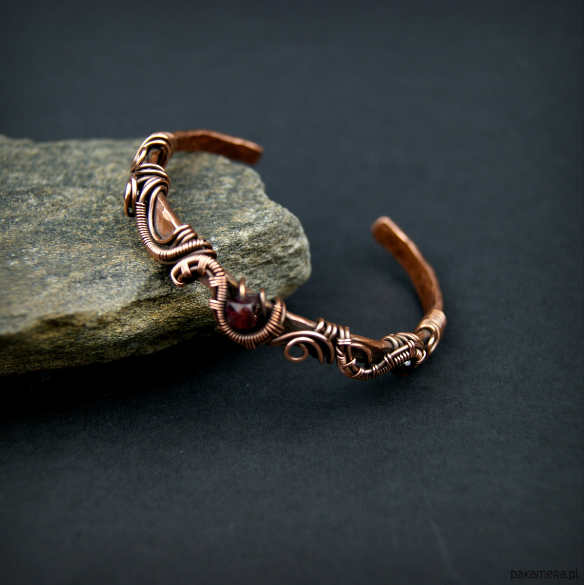 bransoletki wire wrapping Miedziana bransoleta mankietowa z granatem 6