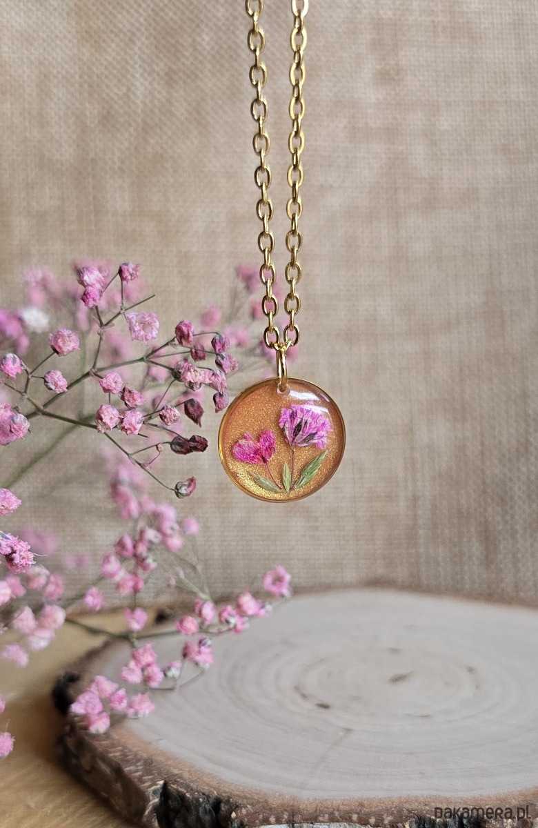 wisiory Łąka kwiatowa Złota zawieszka złoty wisiorek kwiaty żywica 1