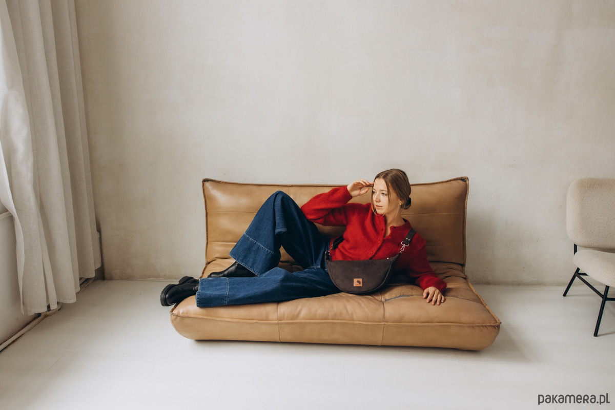 saszetka nerka Mini ROGALIK z nubuku ekologicznego w kolorze brunatnym 3