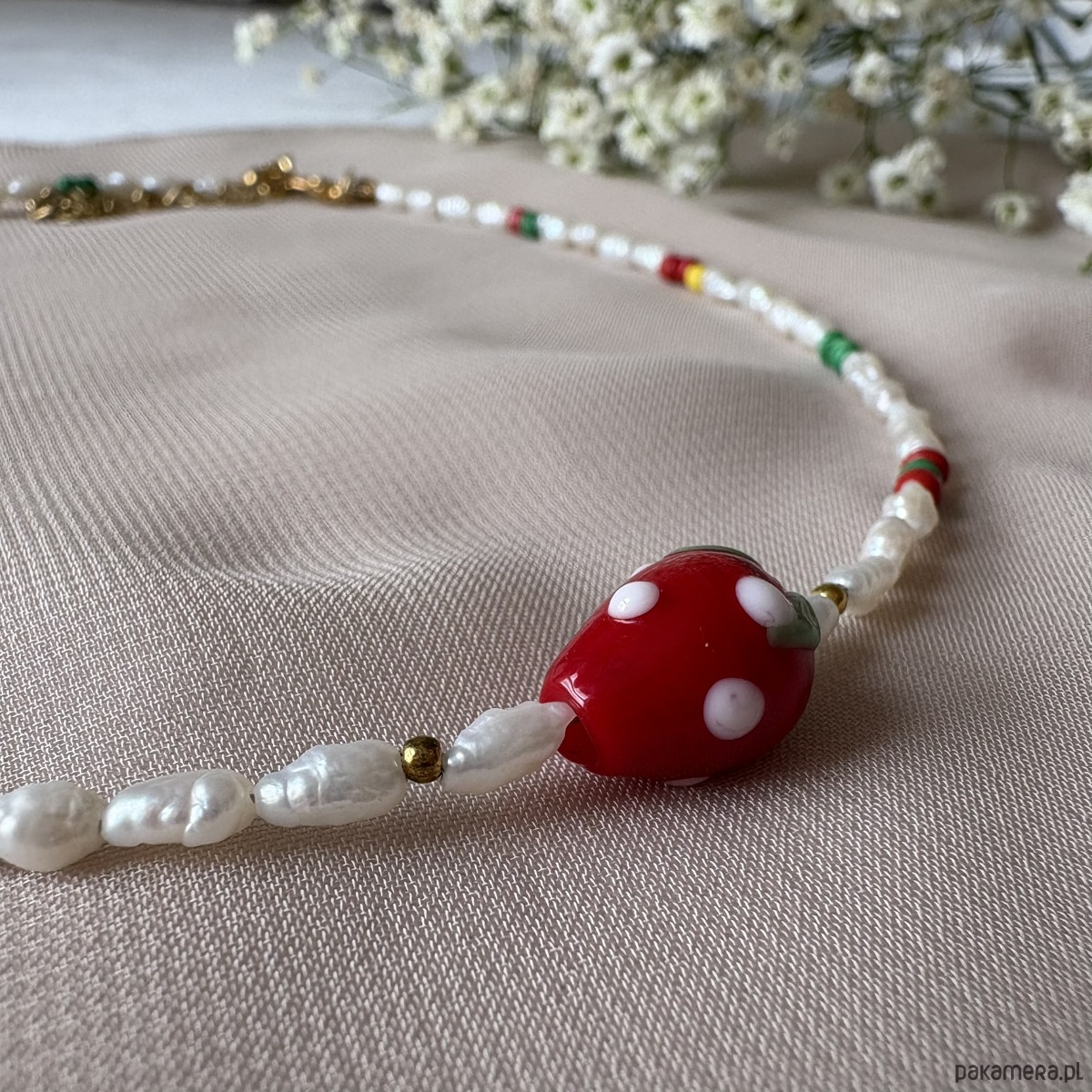 naszyjniki - inne Naszyjnik z naturalnych pereł z zawieszką w kształcie truskawki 2