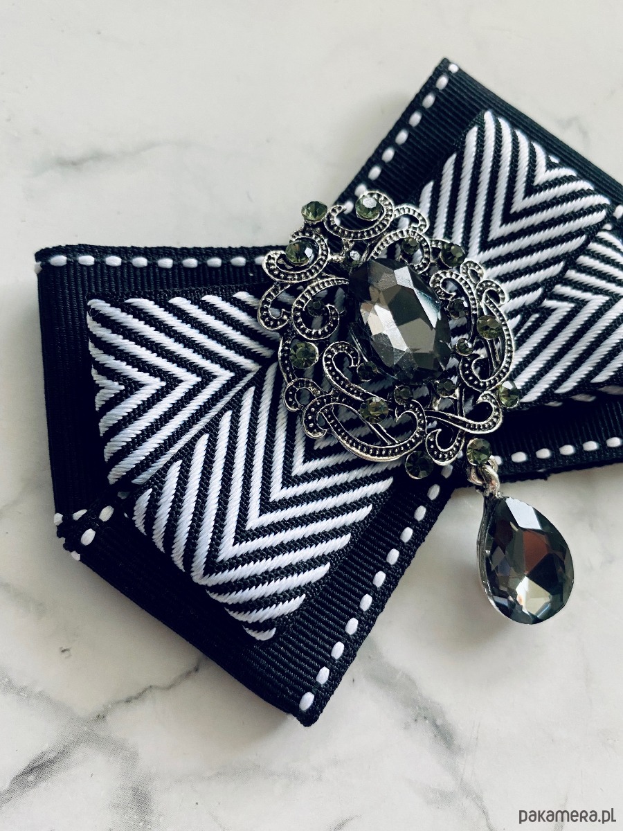 broszki Brosza Black & White z szarą kryształową ozdobą   NEW 2