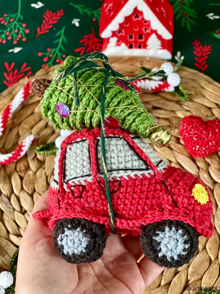 dekoracje świąteczne Szydełkowe autko z choinką 1
