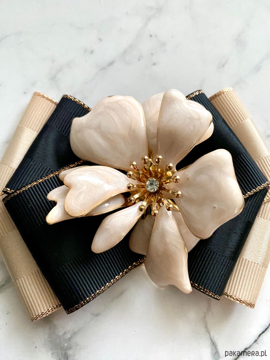 broszki Brosza  z niesamowitym perłowym Kwiatem 3d    NEW 3