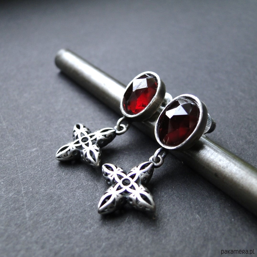 kolczyki srebrne Sztyfty Granaty z ażurem 1