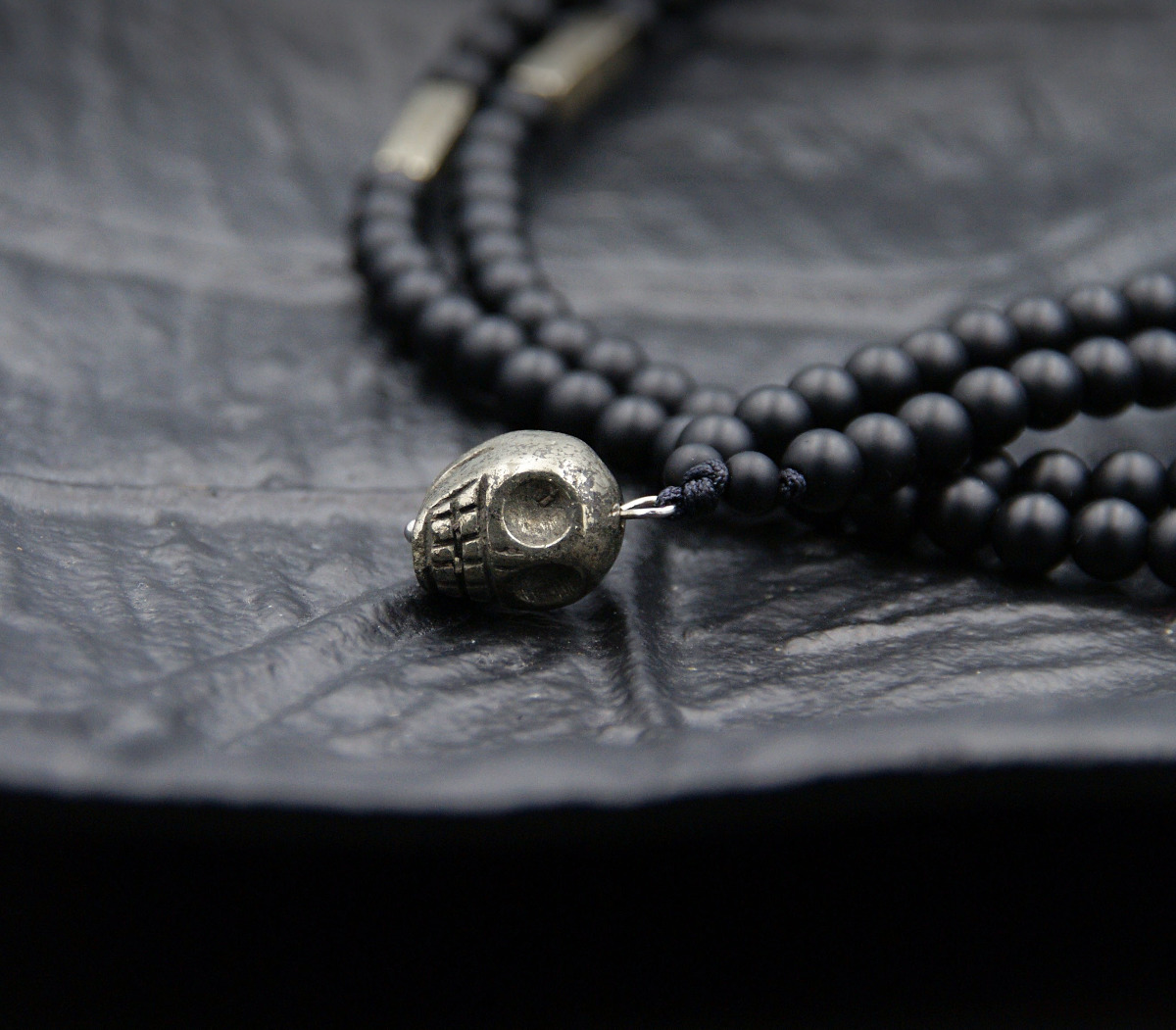 biżuteria męska Czaszka z pirytu, onyks : naszyjnik męski 1