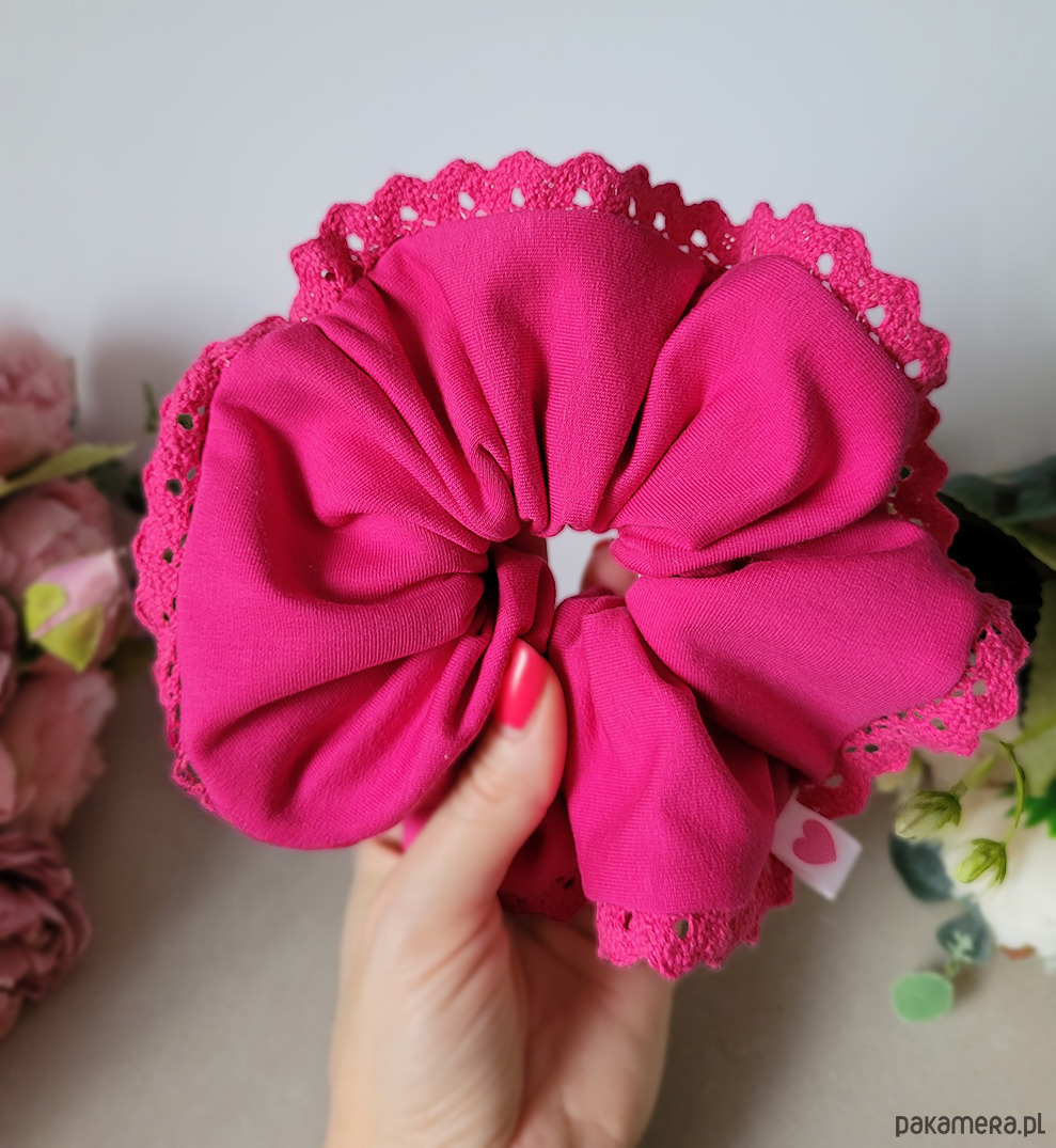 ozdoby do włosów dla dzieci Gumka Maxi Scrunchie Seria z koronką- Fuksja 1