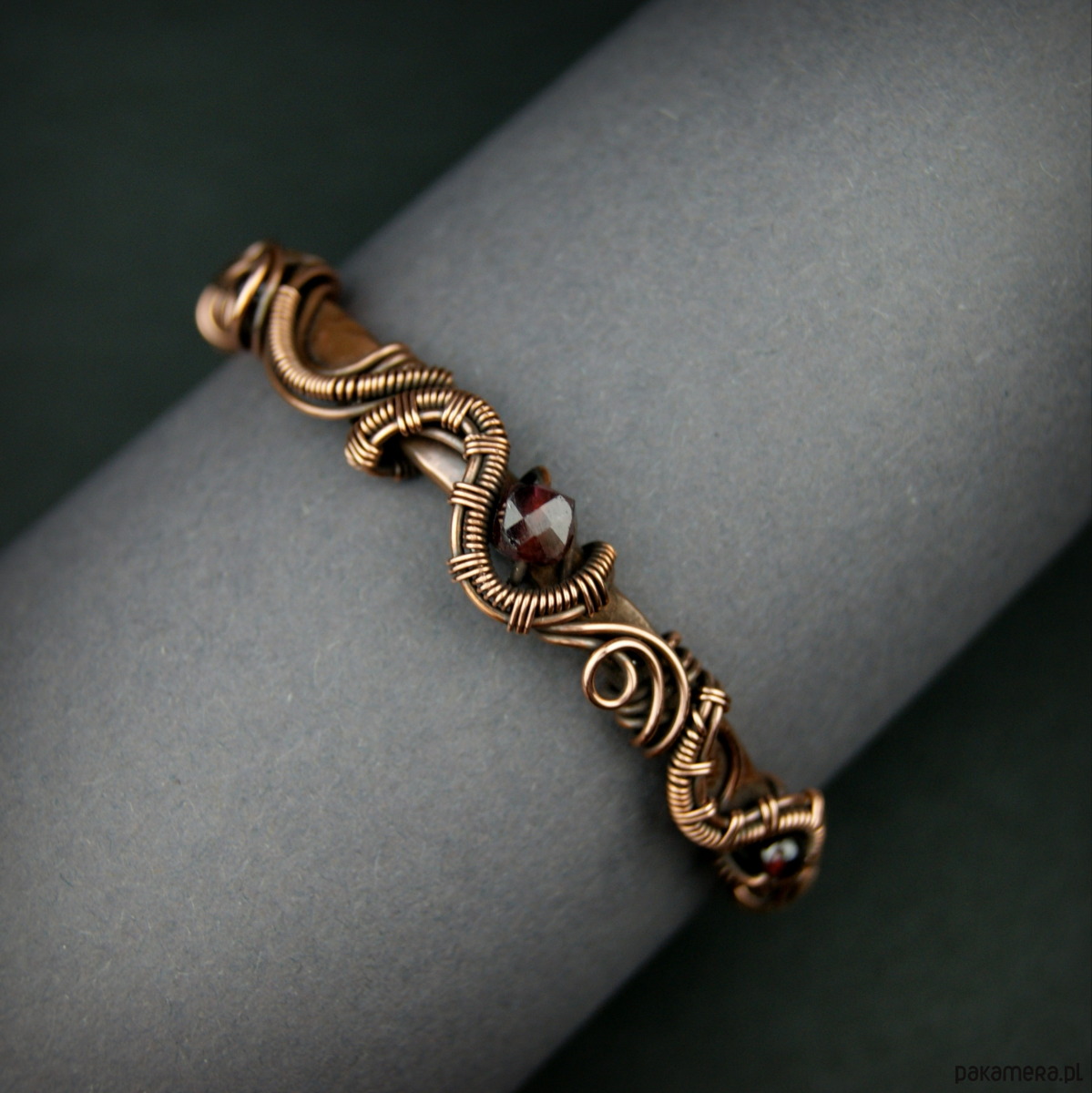 bransoletki wire wrapping Miedziana bransoleta mankietowa z granatem 1