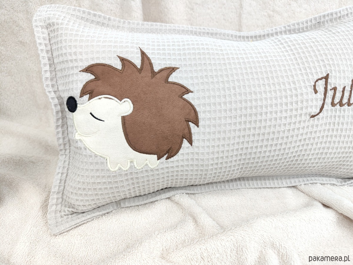 poduszki do pokoju dziecka Personalizowany prezent dla dziecka - imienna poduszka z jeżykiem 1