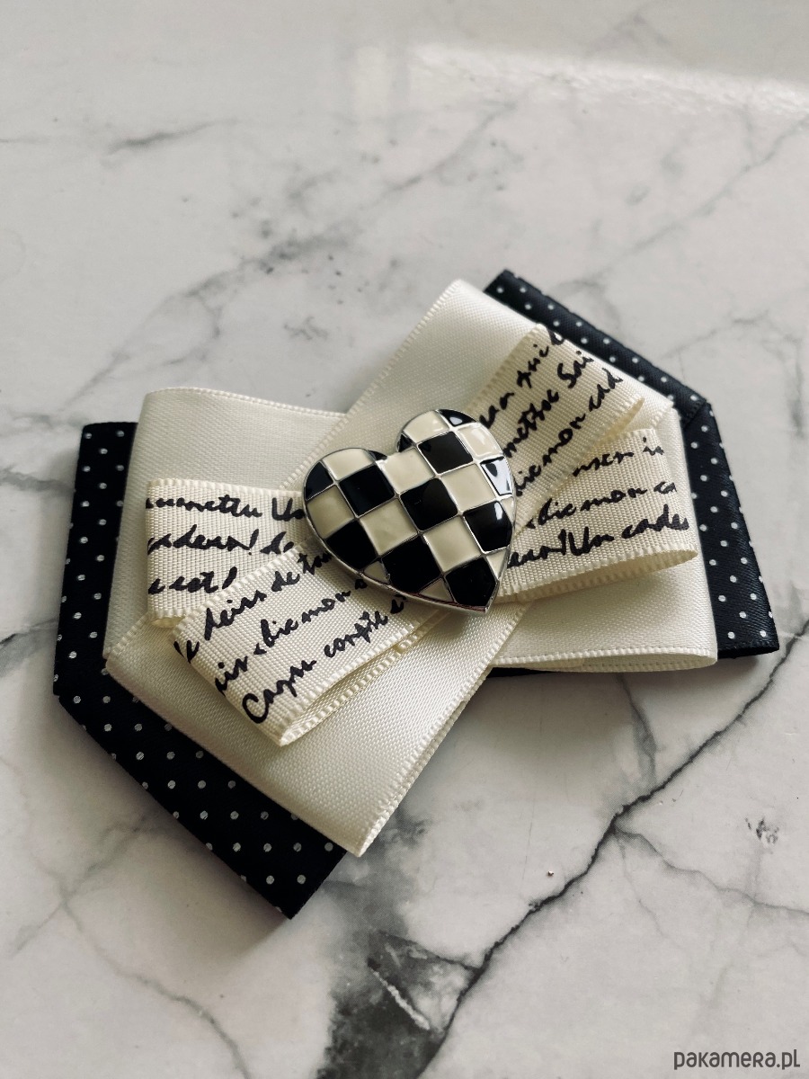 broszki Brosza Black & White z sercem z szachownicy  NEW 1