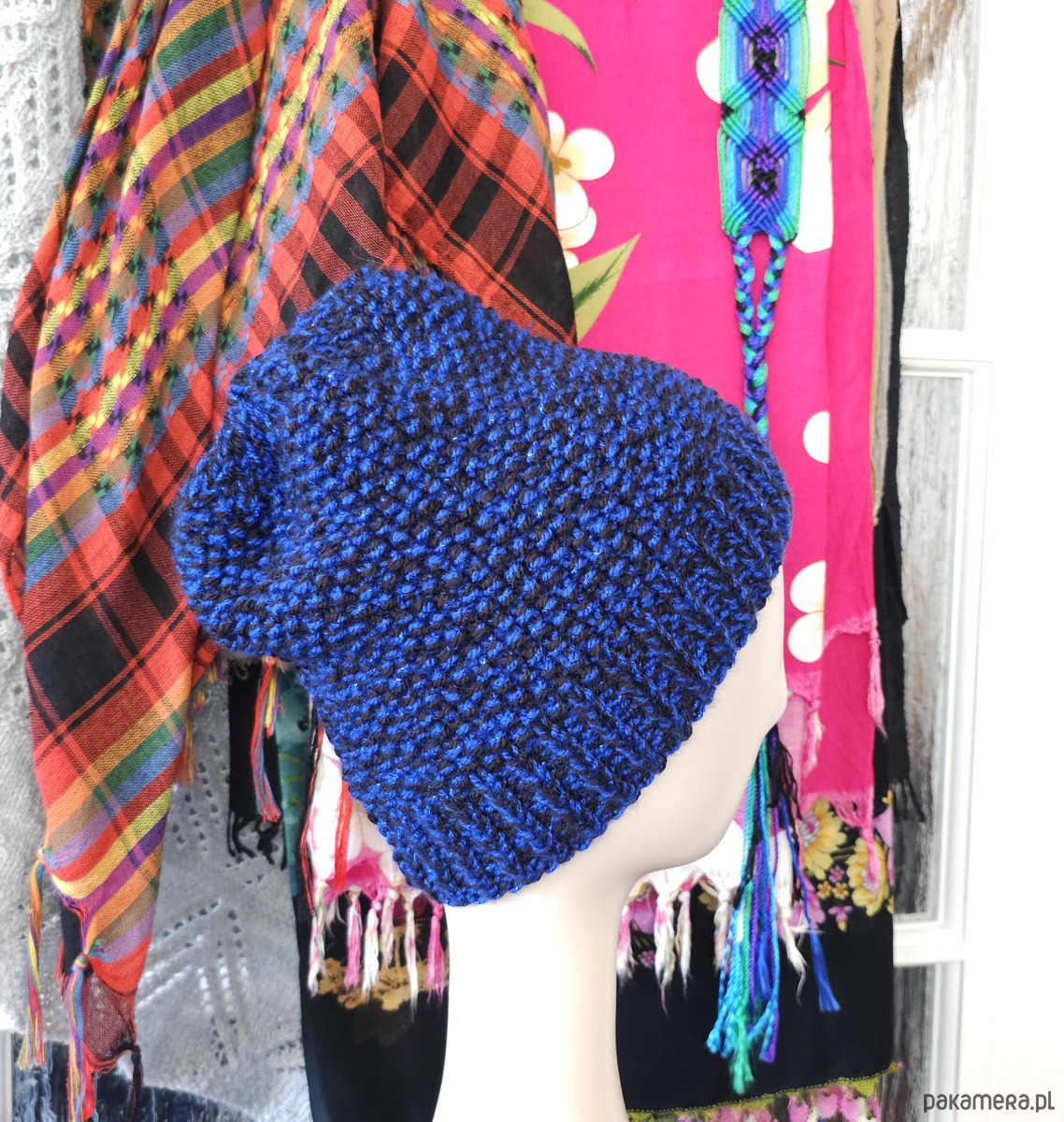 czapki damskie 6929 Czapka Zimowa w Kolorze Królewskiego Granatu i Czerni 2