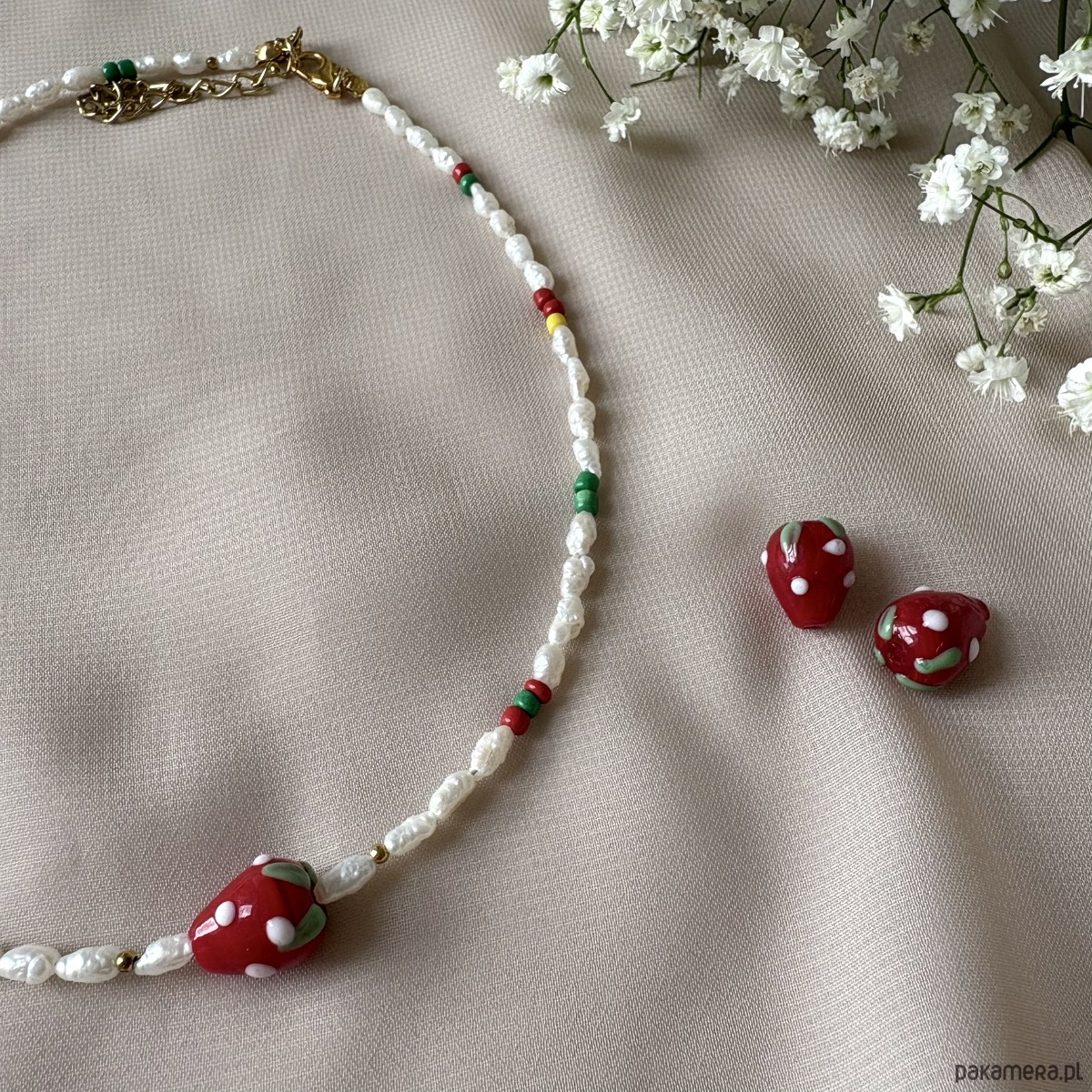 naszyjniki - inne Naszyjnik z naturalnych pereł z zawieszką w kształcie truskawki 4