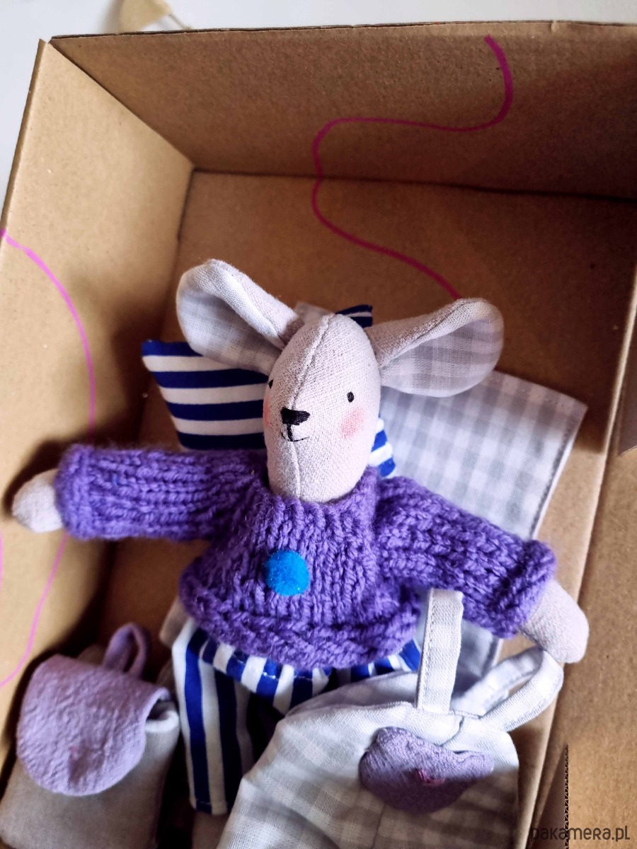 misie i maskotki Mała przytulanka w sweterku z plecakiem. 1