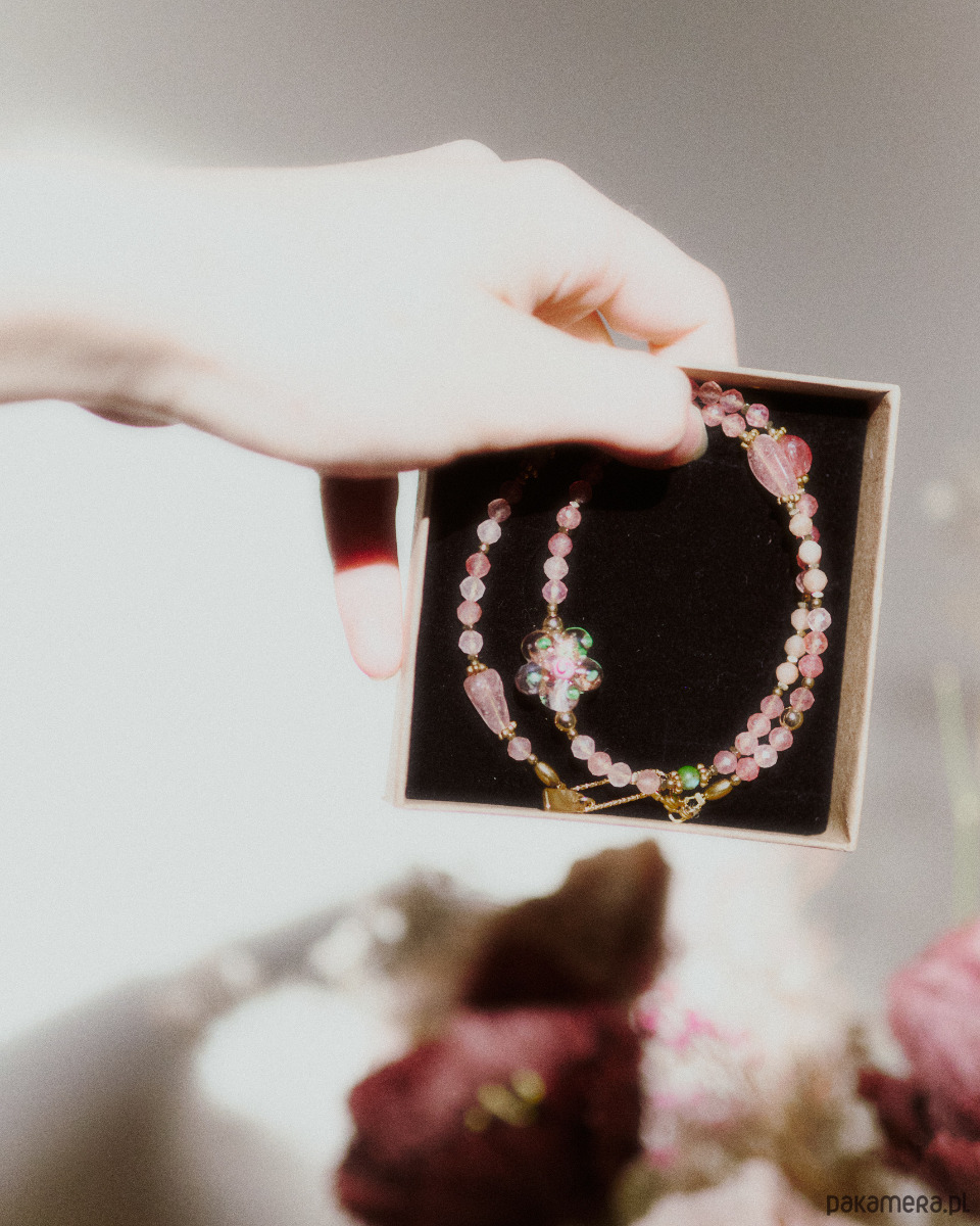 złote naszyjniki Marletka, naszyjnik z kwarcem truskawkowym i kwiatem 2