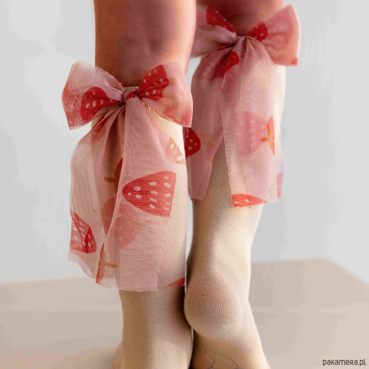 rajstopy i skarpetki dla dziewczynki Candy Bow - Beżowe z truskawką - podkolanówki dla dziewczynki 1