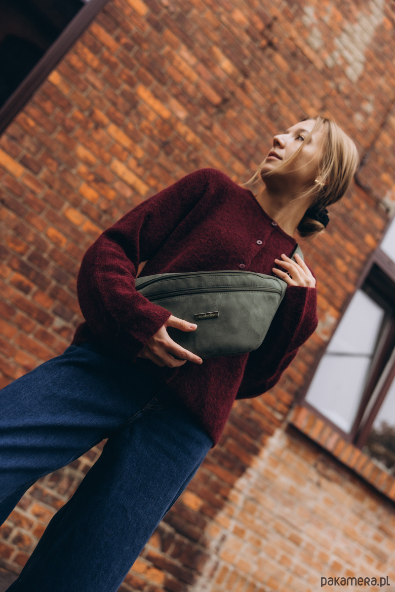 saszetka nerka Nerka XL z grubego nubuku tapicerskiego w kolorze oliwkowym 4