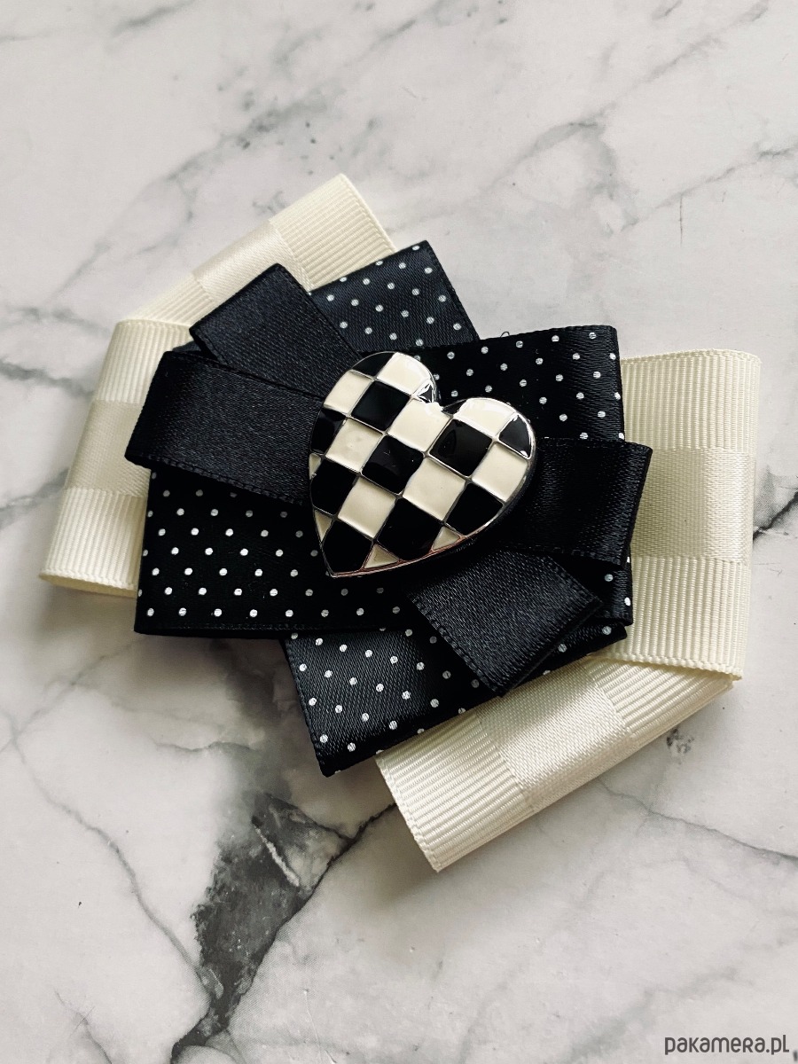 broszki Brosza Black & White z sercem z szachownicy  NEW 2