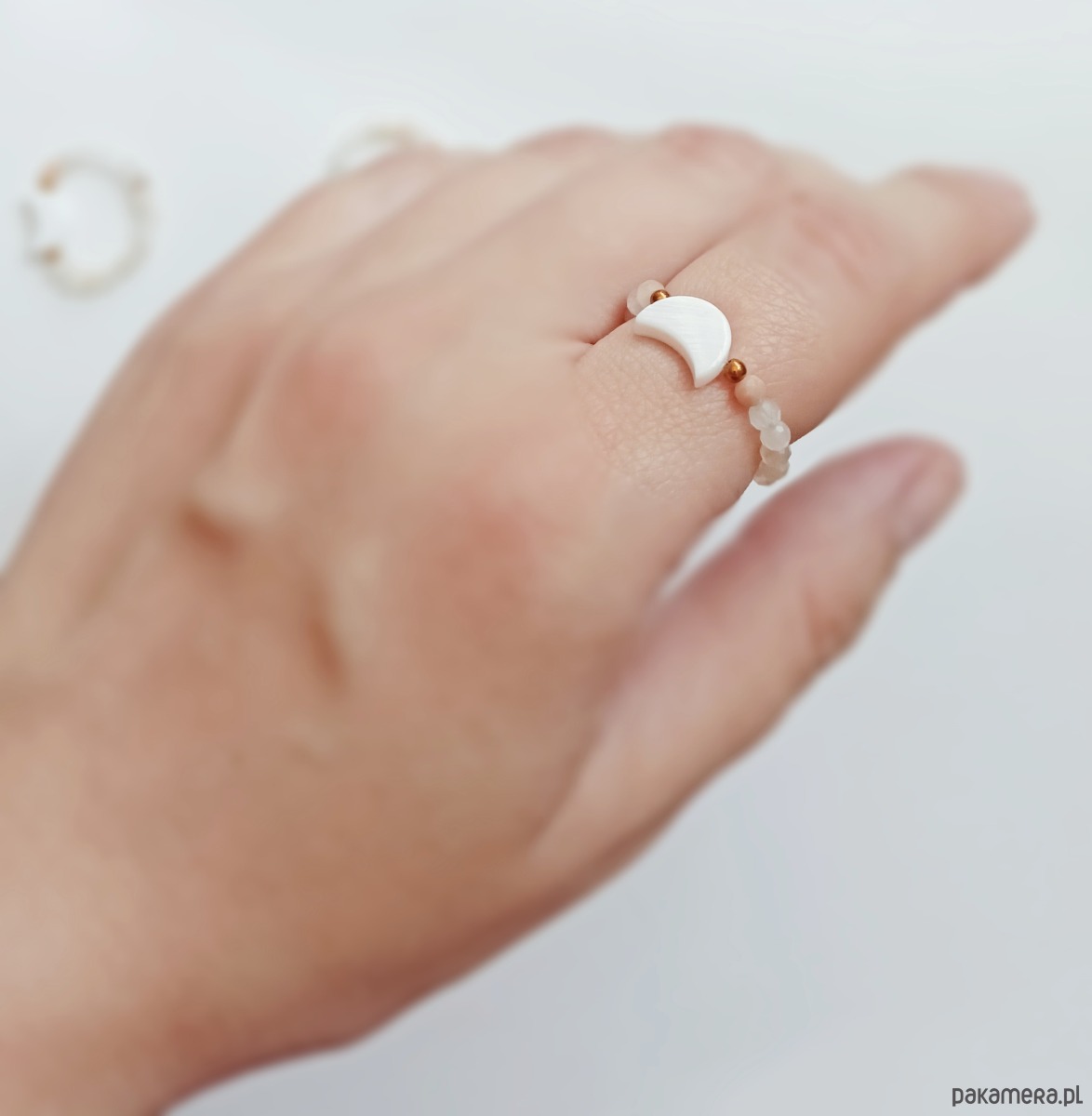 pierścionki elastyczne Pierścionek elastyczny: lunula : kamień słoneczny, muszla naturalna 1