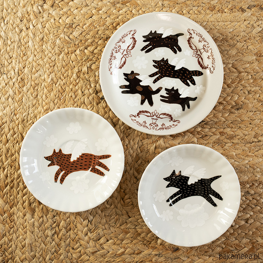 Ozdoby na ścianę Talerz na ścianę - brązowy piesek w niebie 1