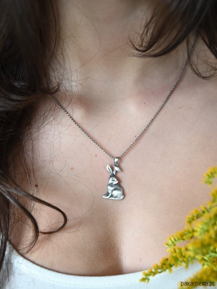 wisiory Zawieszka mała z zajączkiem szarym 2