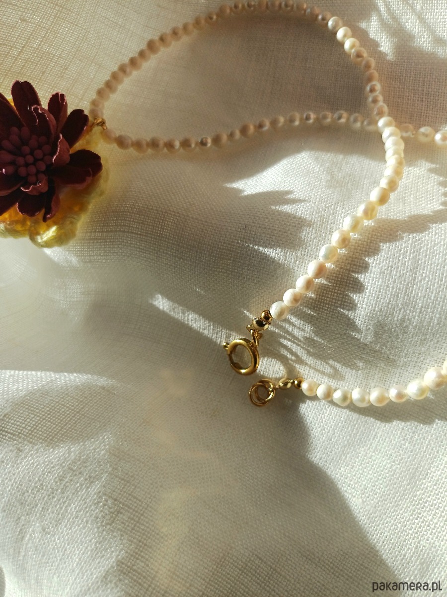 naszyjniki - inne Naszyjnik z pereł naturalnych i aplikacją - kwiatem 2