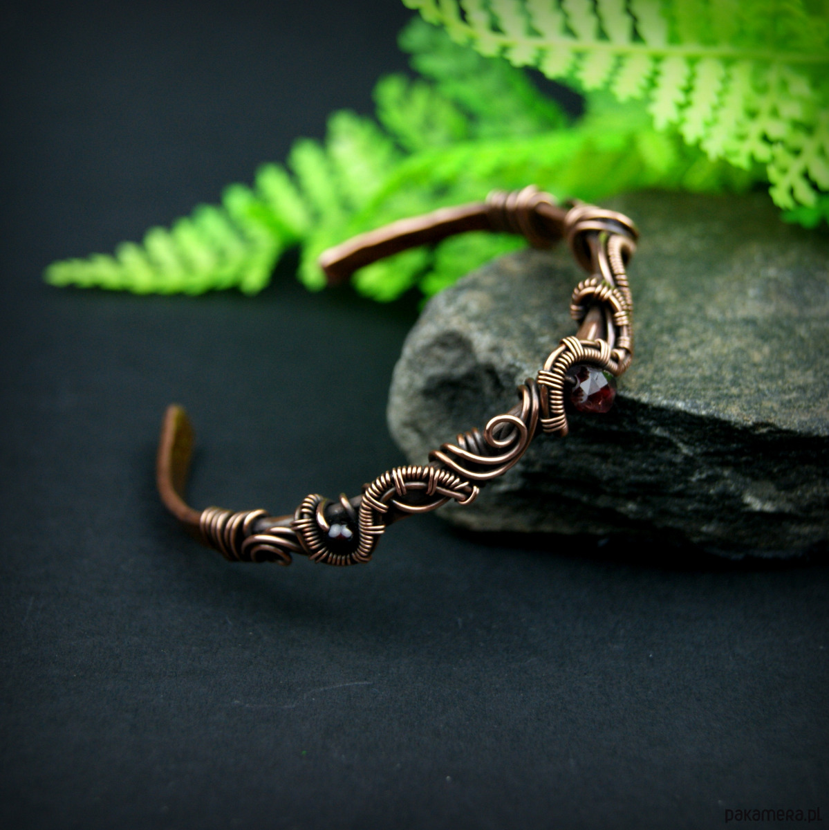 bransoletki wire wrapping Miedziana bransoleta mankietowa z granatem 7