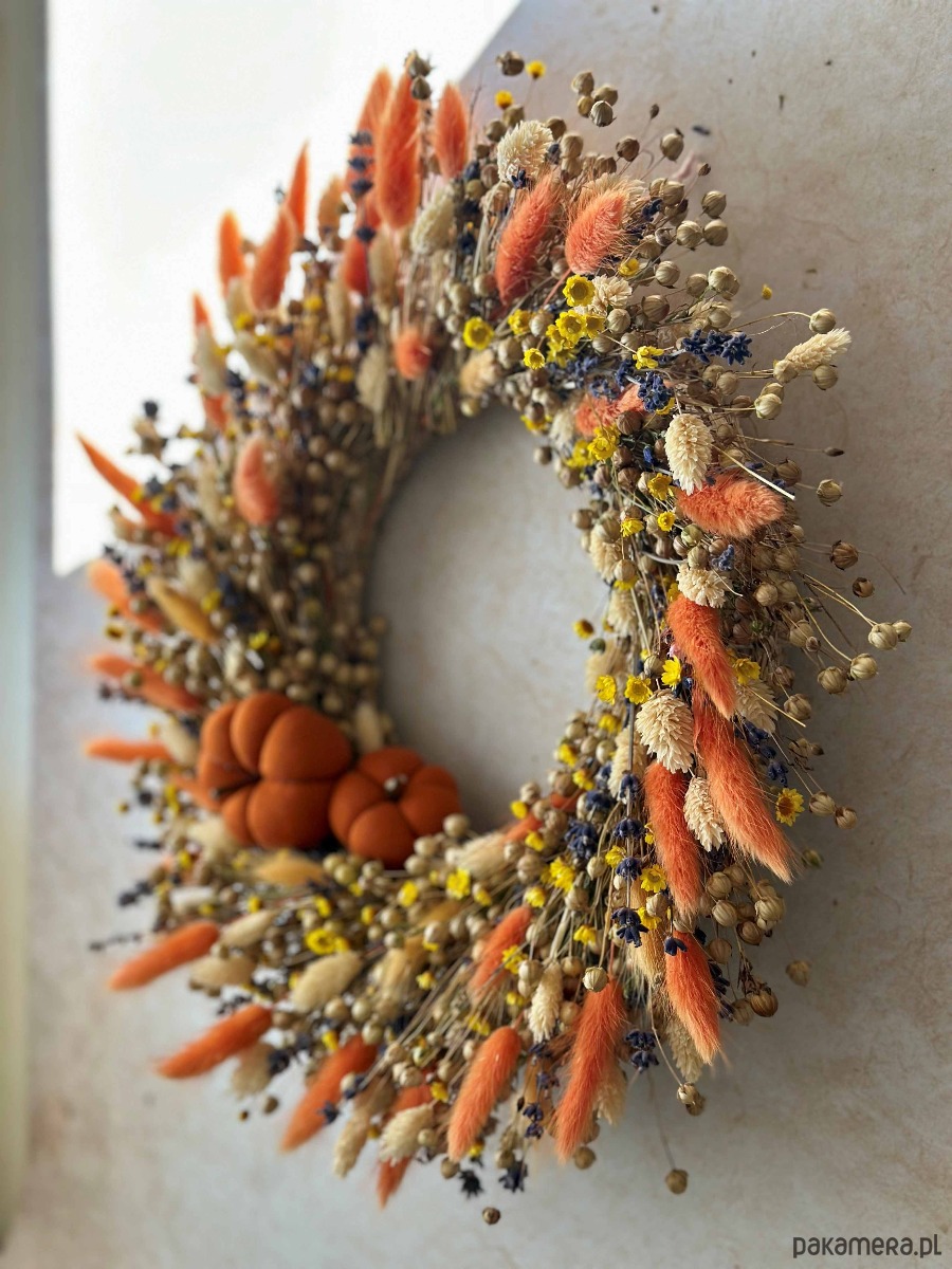 wianki Jesienny wianek z suszonych roślin z materiałowymi dyniami, wianek z lnu 3