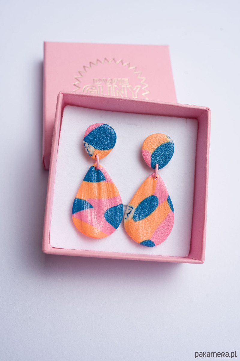 kolczyki z masy plastycznej Wiszące sztyfty listki w abstrakcyjny wzorek 3