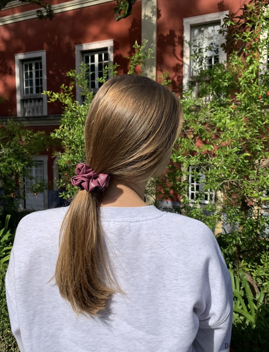 gumki do włosów Scrunchie Diana z ekoskóry w śliwkowym kolorze 4