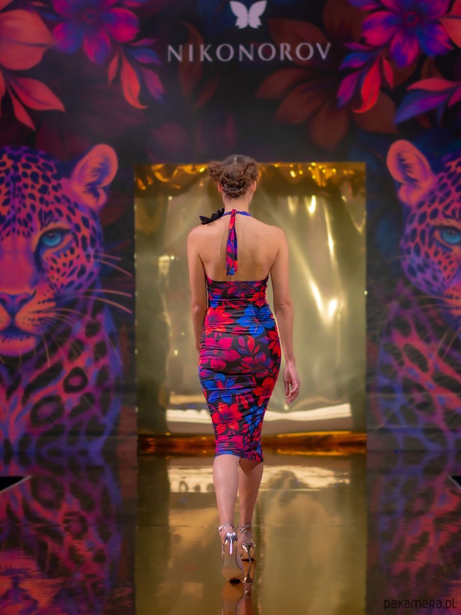 sukienki midi damskie Dopasowana sukienka z kwiatem  - Iris 1