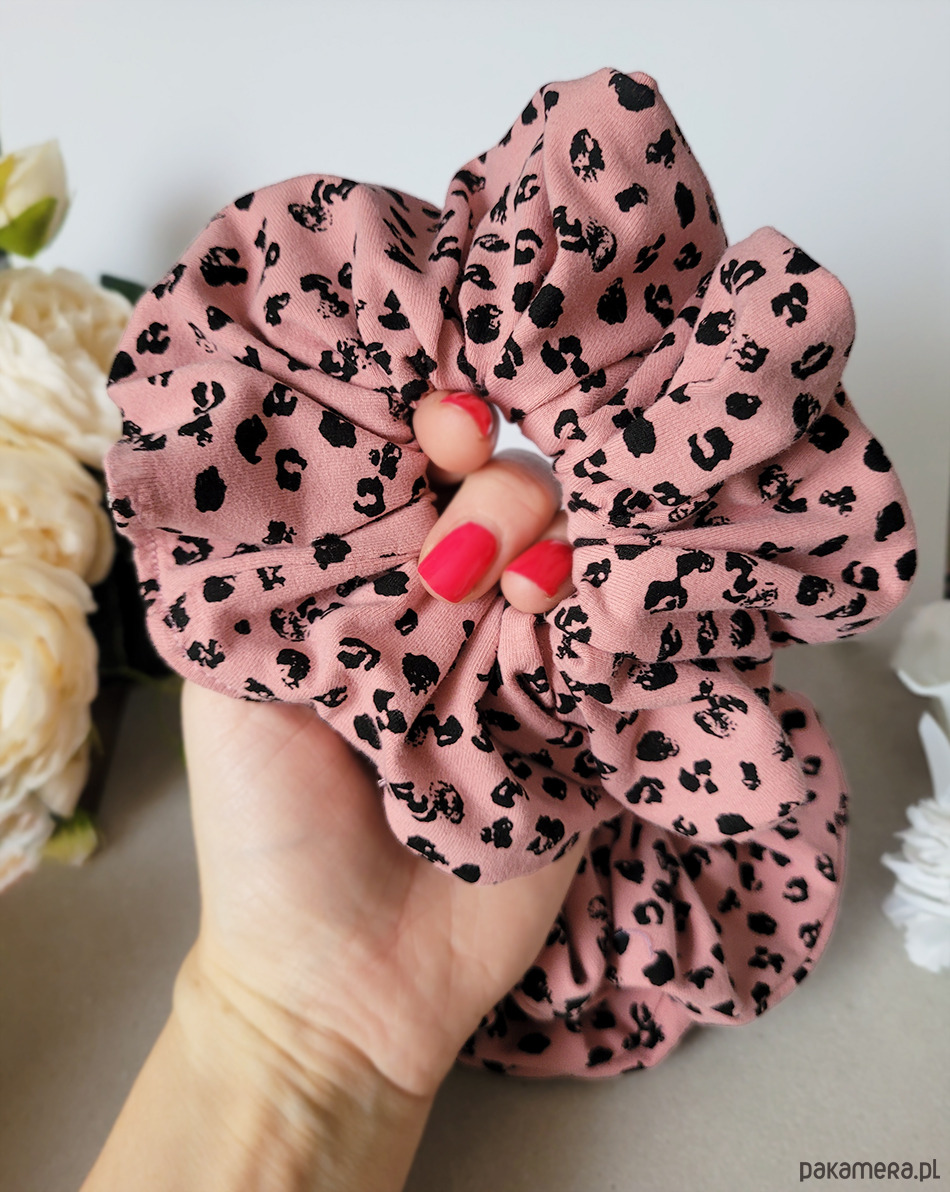gumki do włosów Gumka Maxi Scrunchie Panterka różowa 1