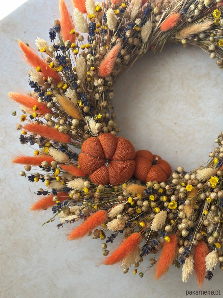 wianki Jesienny wianek z suszonych roślin z materiałowymi dyniami, wianek z lnu 2