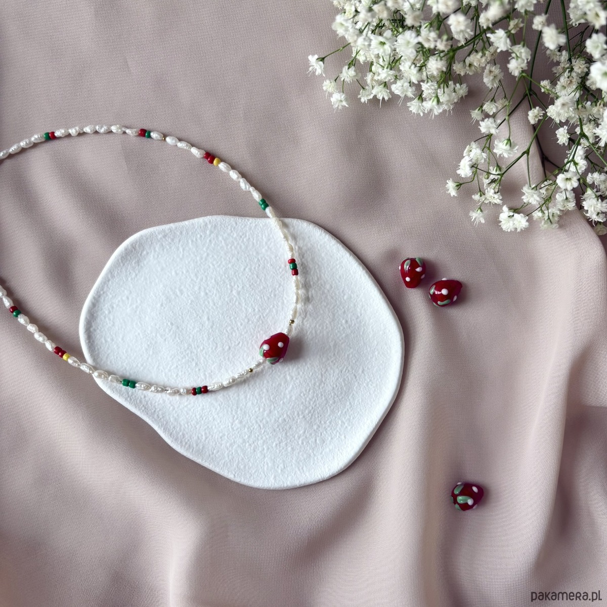 naszyjniki - inne Naszyjnik z naturalnych pereł z zawieszką w kształcie truskawki 1