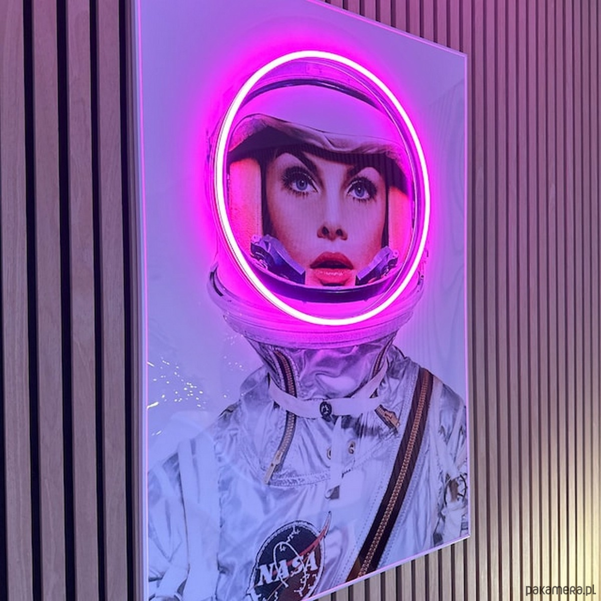 grafiki i ilustracje Retro Plakat LED Neon Astronautka w Ramie Vintage Dekoracja Ścienna 7