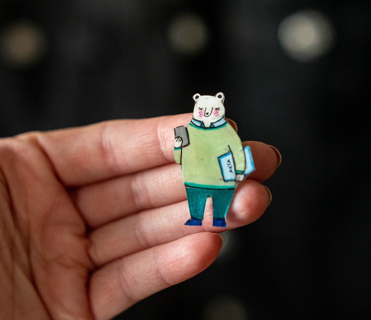 biżuteria męska Przypinka  Misio Zdzisio urzędnik 1