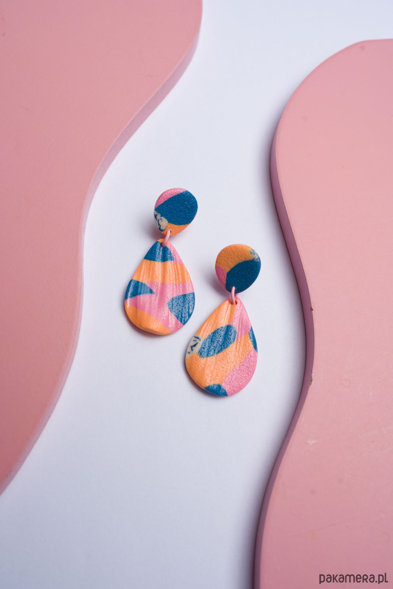 kolczyki z masy plastycznej Wiszące sztyfty listki w abstrakcyjny wzorek 4