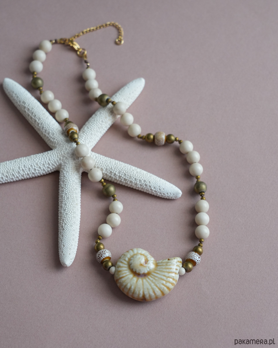 korale Okazały naszyjnik z muszlą ceramiczną 2