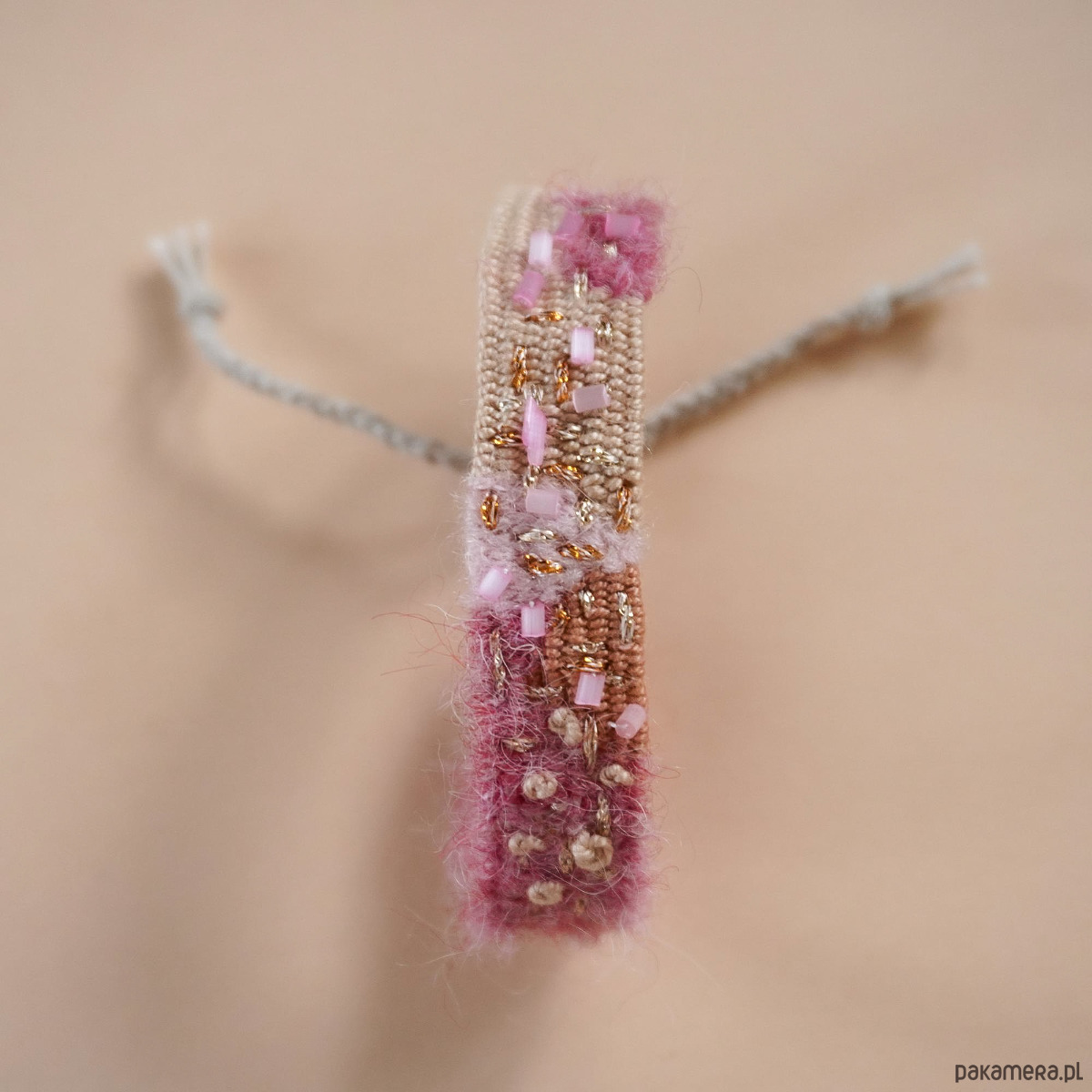 bransoletki na sznurku Włóczkowa bransoletka handmade z koralikami, wiązana na sznurku 7