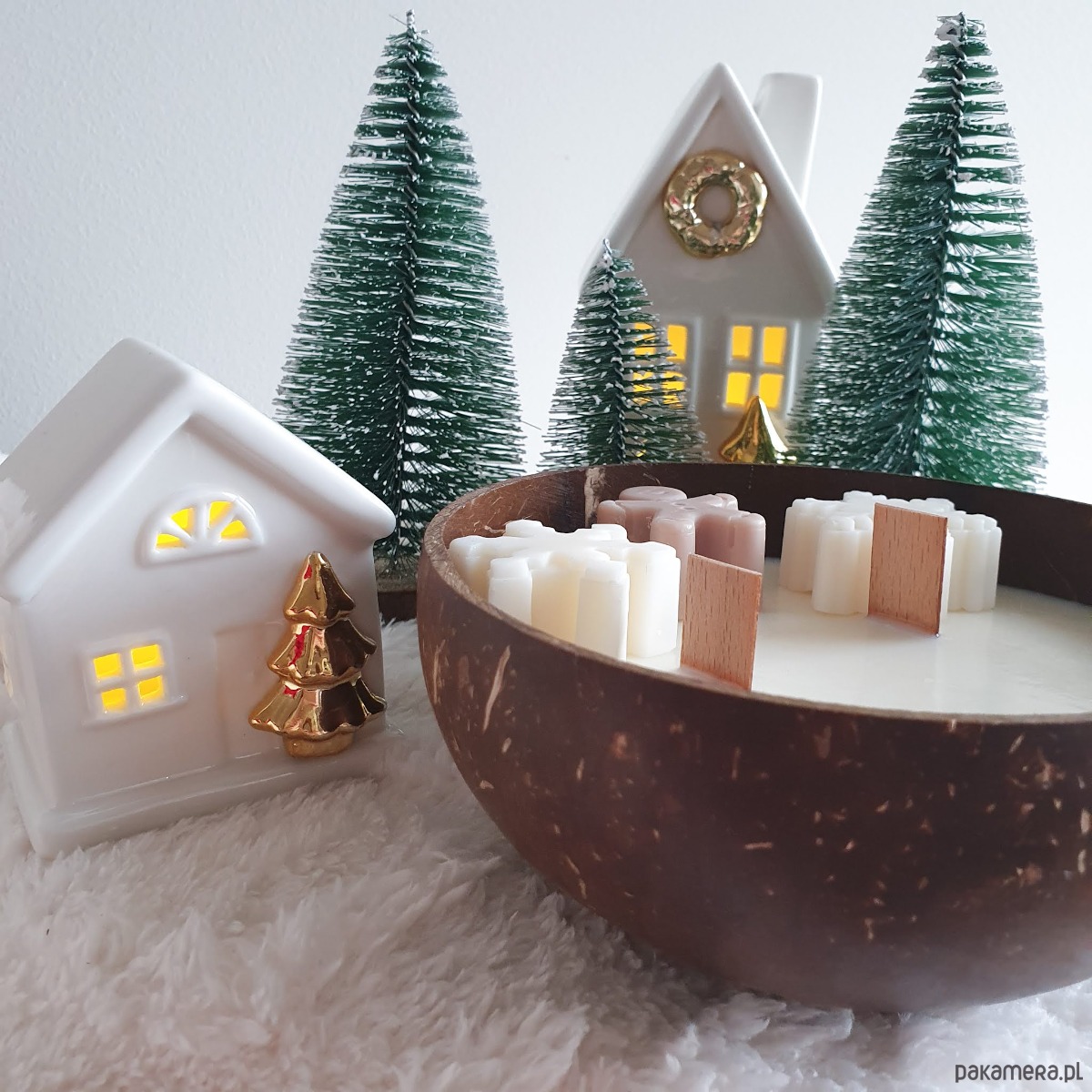 dekoracje świąteczne Świąteczna świeca sojowa w łupinie kokosa -bawełna 1