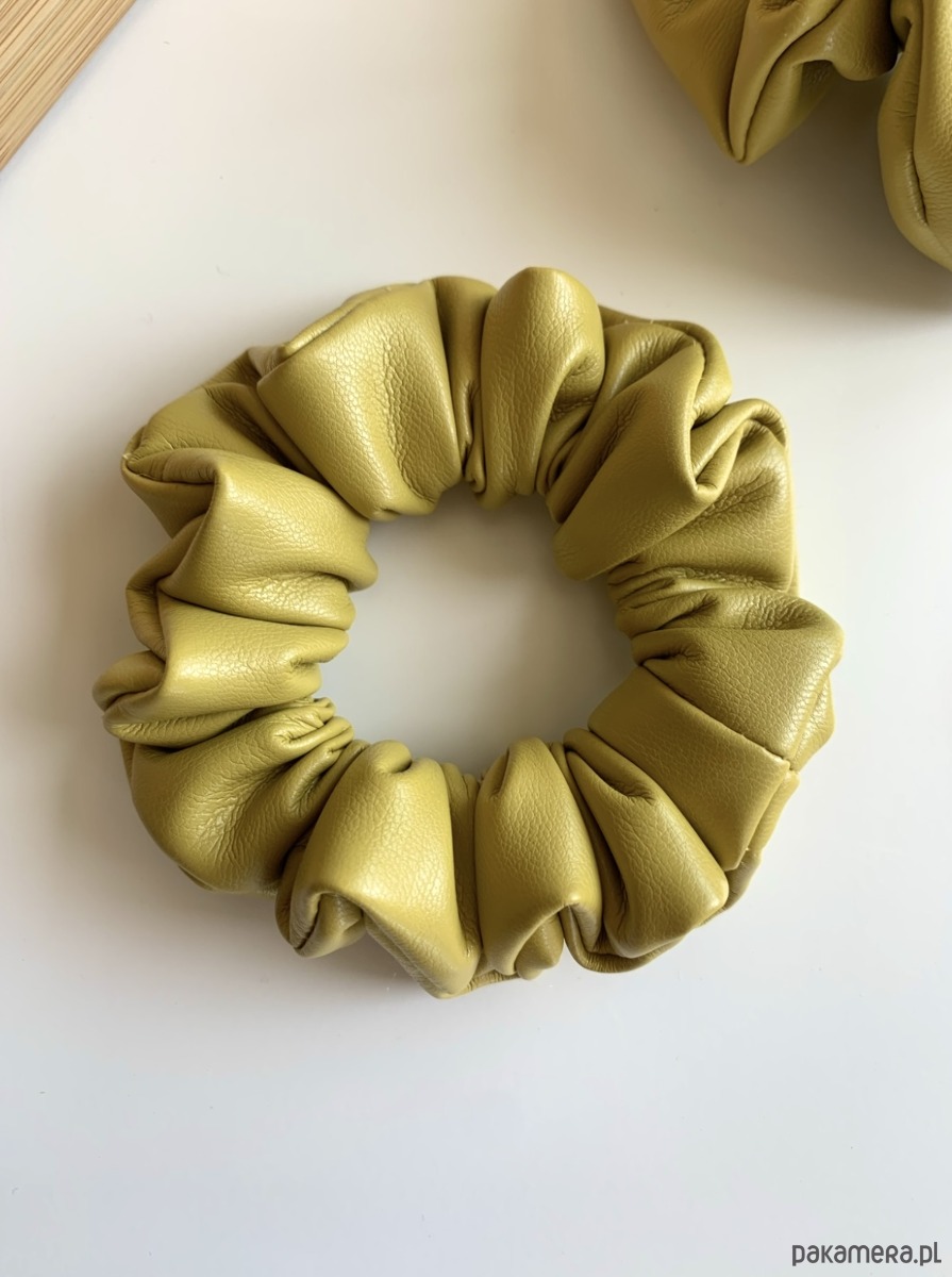 gumki do włosów Scrunchie Nelma z ekoskóry w energetycznym żółtym kolorze 2
