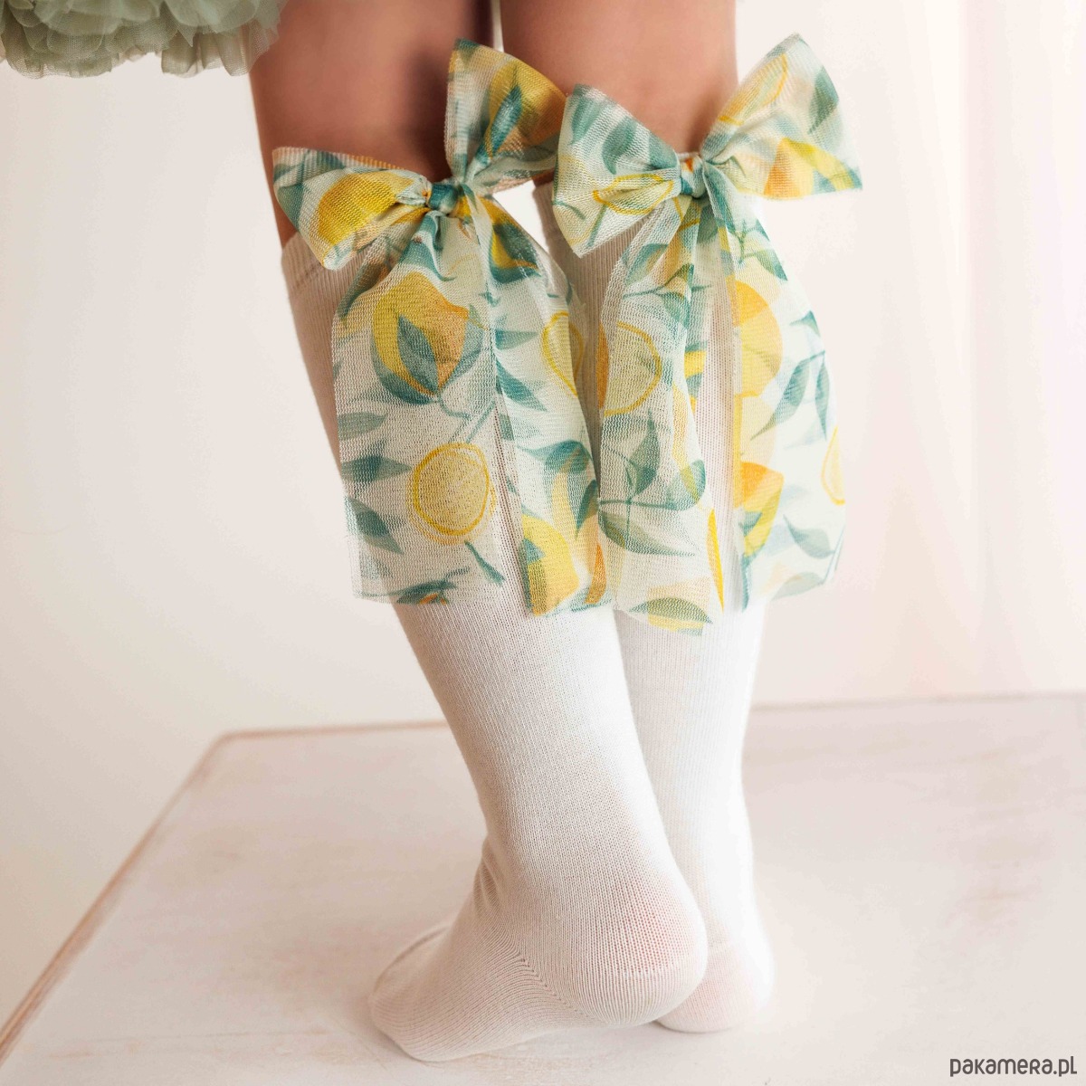 rajstopy i skarpetki dla dziewczynki Candy Bow - Białe z cytrynką - podkolanówki dla dziewczynki 1