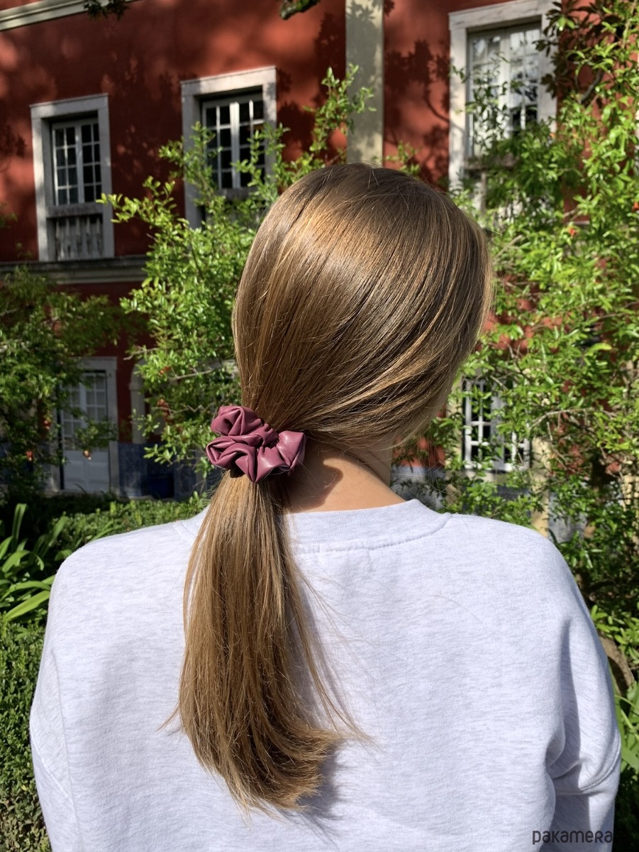 gumki do włosów Scrunchie Diana z ekoskóry w śliwkowym kolorze 1