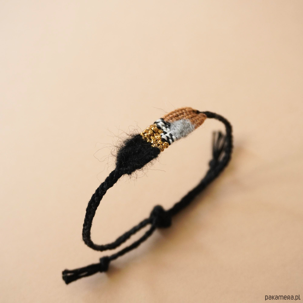 bransoletki na sznurku Mini, boho bransoletka wiązana na supełek w neutralnej kolorystyce 1