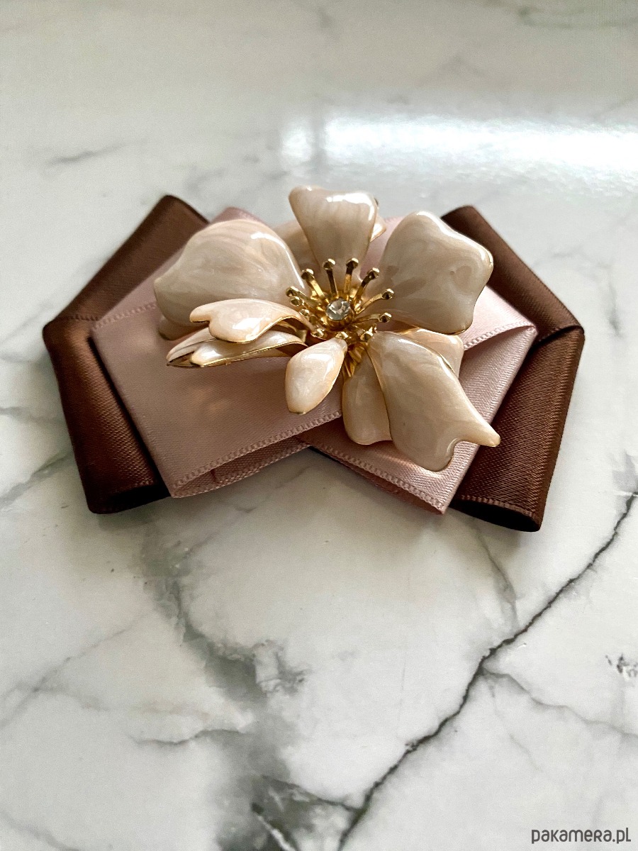 broszki Brosza  z niesamowitym perłowym Kwiatem 3d    NEW 3