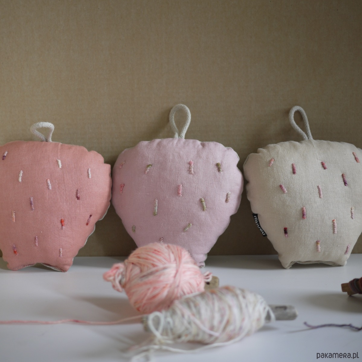 pokój dziecka - różne Truskawka z lnu dekoracja / ochra 1