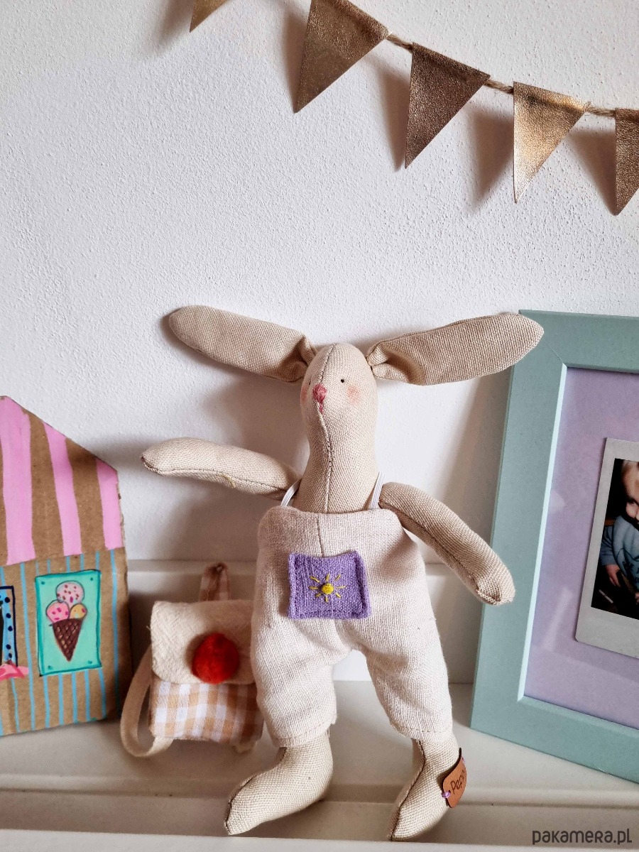 misie i maskotki Mała przytulanka w sweterku z plecakiem. 1