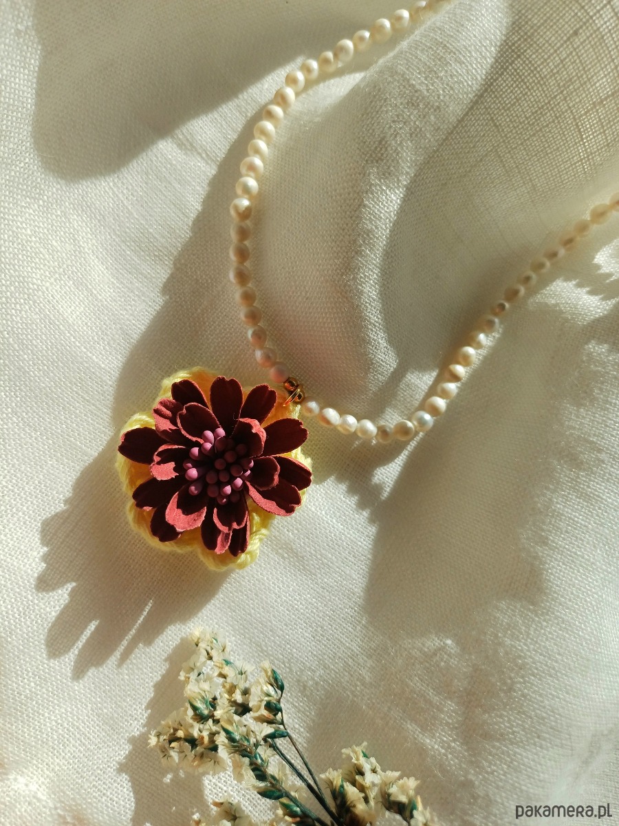 naszyjniki - inne Naszyjnik z pereł naturalnych i aplikacją - kwiatem 3