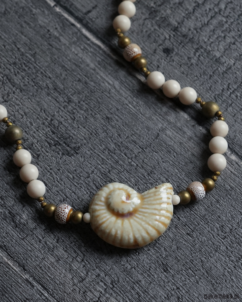 korale Okazały naszyjnik z muszlą ceramiczną 1