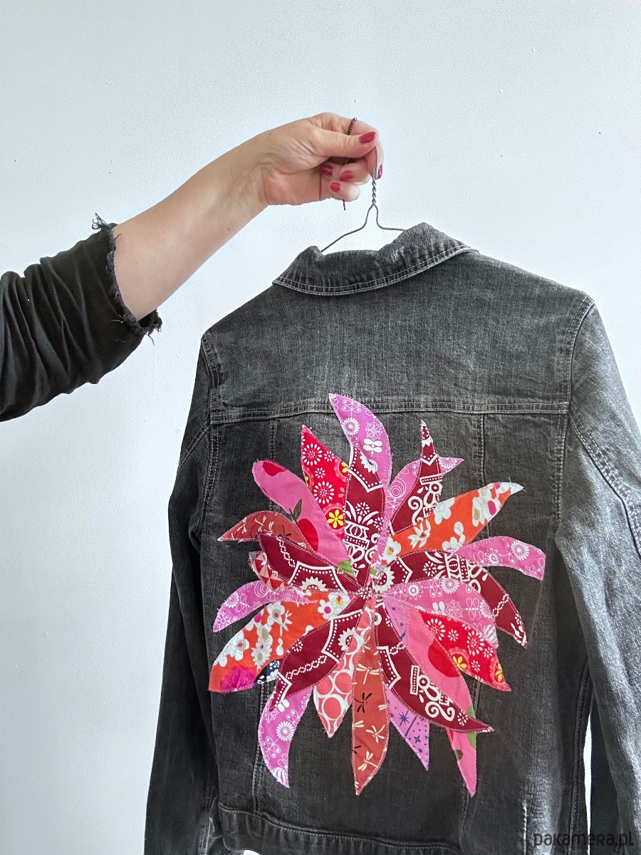 kurtki damskie Kurtka jeansowa z aplikacją Flower 2